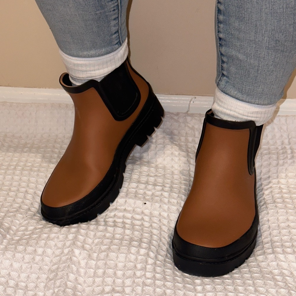 Universal Thread Two-toned Rain Boots